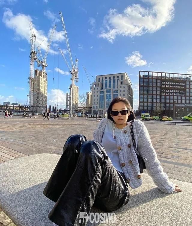  时髦■时髦办｜Jennie的珍珠项链那么多，还硬要和妈妈抢着戴这一条？