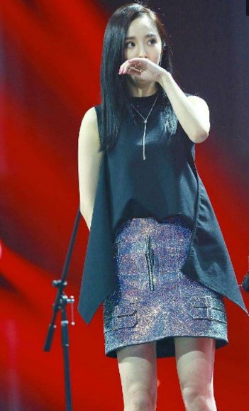 杨幂身穿亮片短裙亮相，裙子前方到底有啥，网友评论炸开了锅!