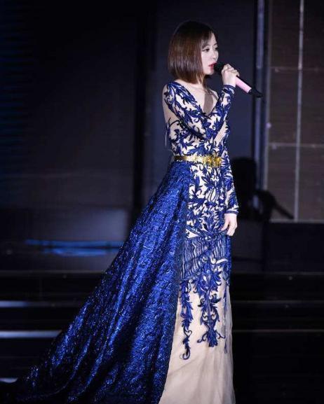 恢复单身后张靓颖焕然一新，一改以往长发形象，一头短发惊艳四座