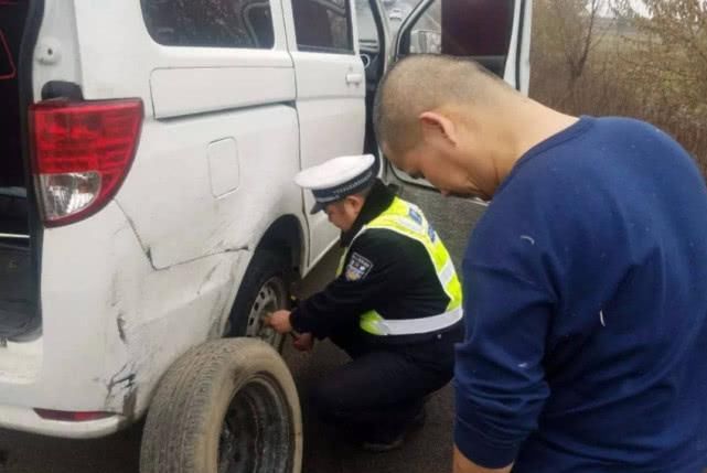 高速应急车道换胎扣12分? 记好这3招, 交警不会罚款, 还会帮着换