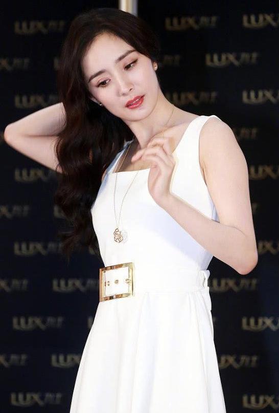 有一种高跟鞋叫做杨幂的高跟鞋, 脚背都变形了依旧还能保持微笑!