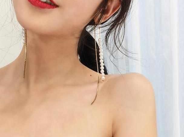 「迷人」春夏季戴耳环,就戴“精致耳环”,修饰脸型,大气优雅特迷人