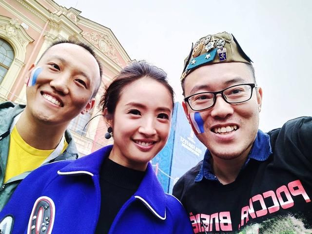 路人镜头下，林依晨胖回娃娃脸重回18岁，却被沈月式身材抢镜！