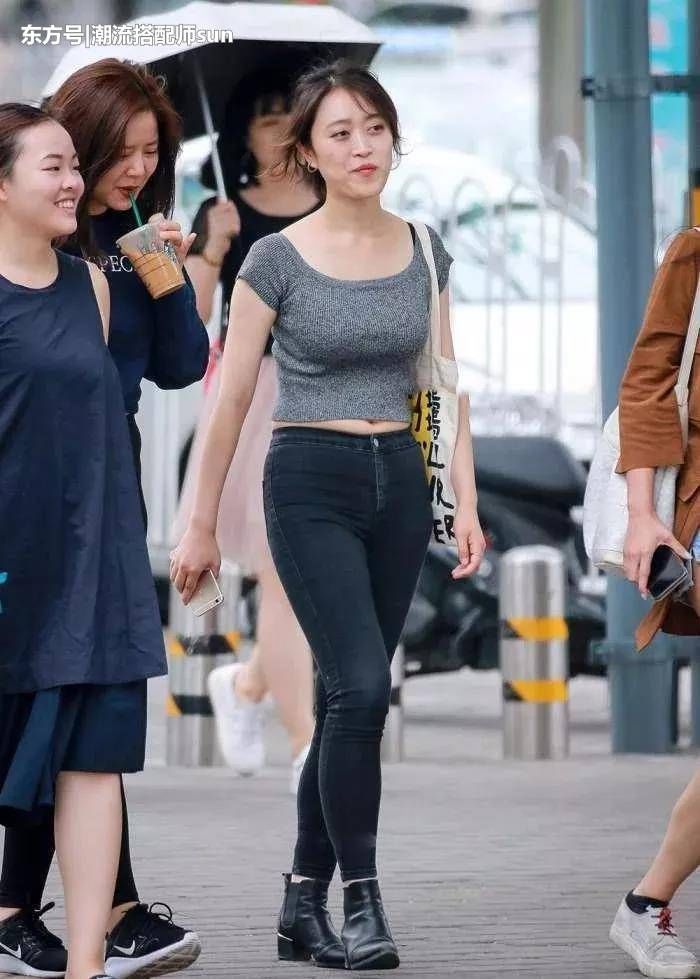 街拍:图1佟大为两女儿，穿的打底裤特花俏!图2抹胸处最有看点