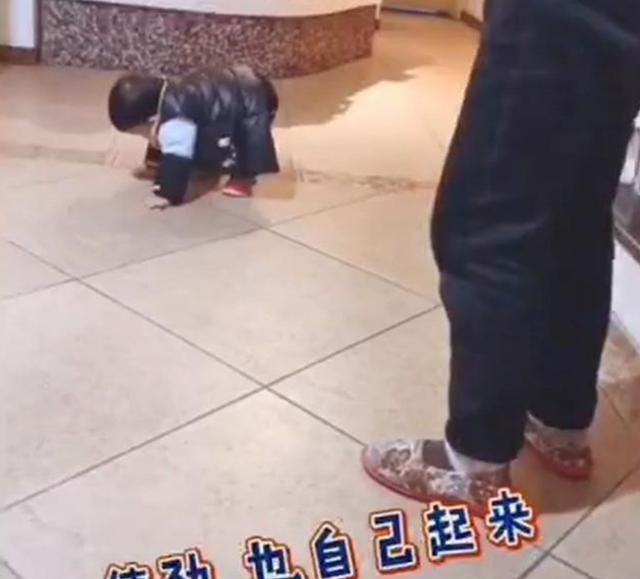 『宝宝』宝宝摔倒不肯起,“戏精”奶奶一招制敌,网友:姜还是老的辣