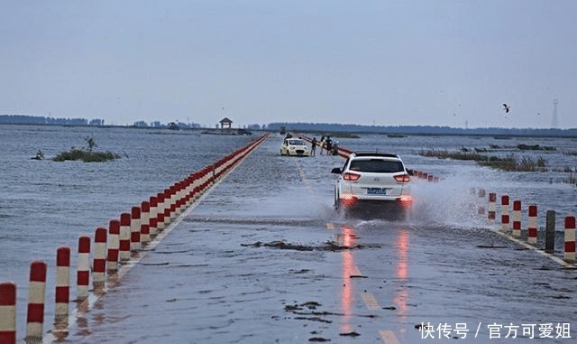 中国的网红水上公路惹争议，当地人叫苦不迭，谁该为此买单？