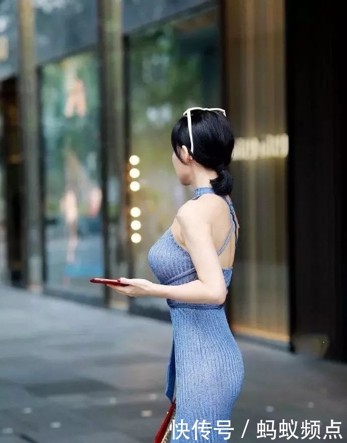 『衣裙』街拍 毛衣裙下的风情,女生都嫉妒的好身材!
