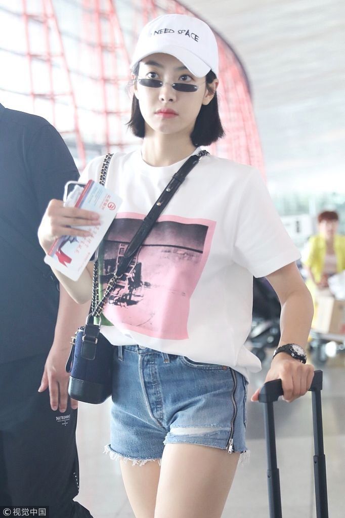 宋茜戴窄框墨镜眼神犀利成时髦精 自推行李箱脖子以下都是腿