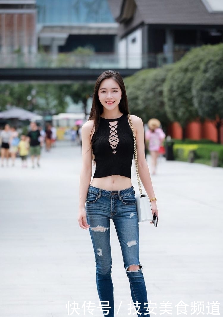  [精致]美女身材姣好，面容精致，这样的小姐姐好可爱