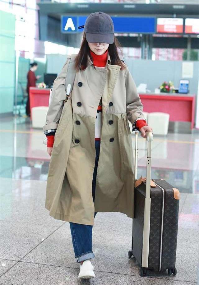 唐嫣和董洁机场同穿卡其色风衣, 只差4岁竟一个似超模一个似村姑