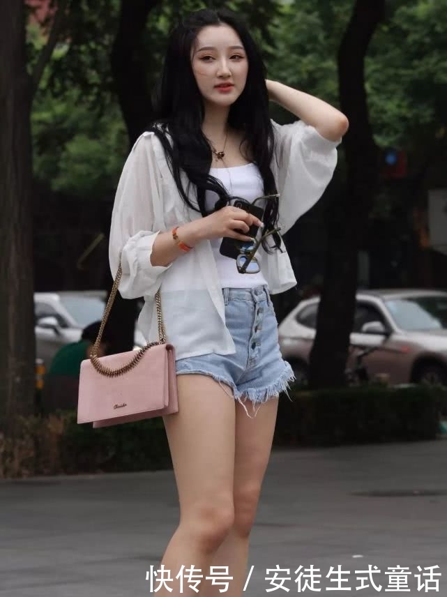 美腿|街拍小姐姐:身材丰腴的美腿性感美女,一笑时眼睛真可爱