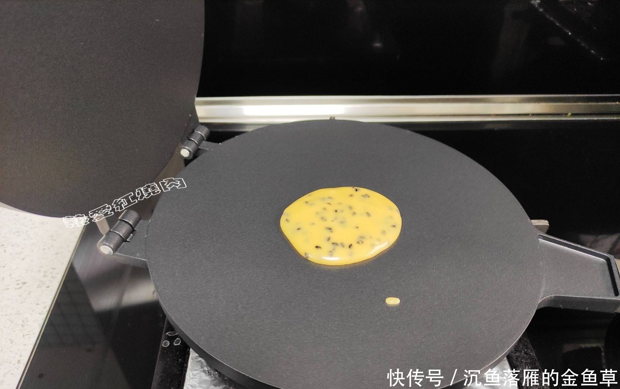  『家里』想吃蛋卷不用买，家里有鸡蛋面粉和白糖就能做，酥脆的一咬就掉渣