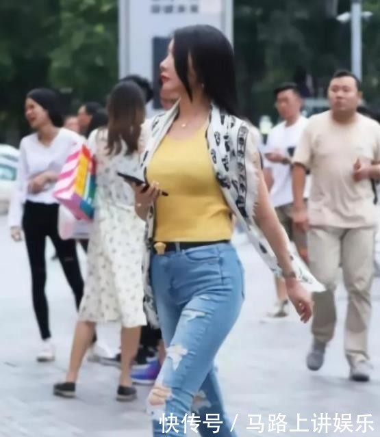 优美：优美穿搭，哪位更美呢？，街拍美女：俏皮可人的紧身裤小姐姐