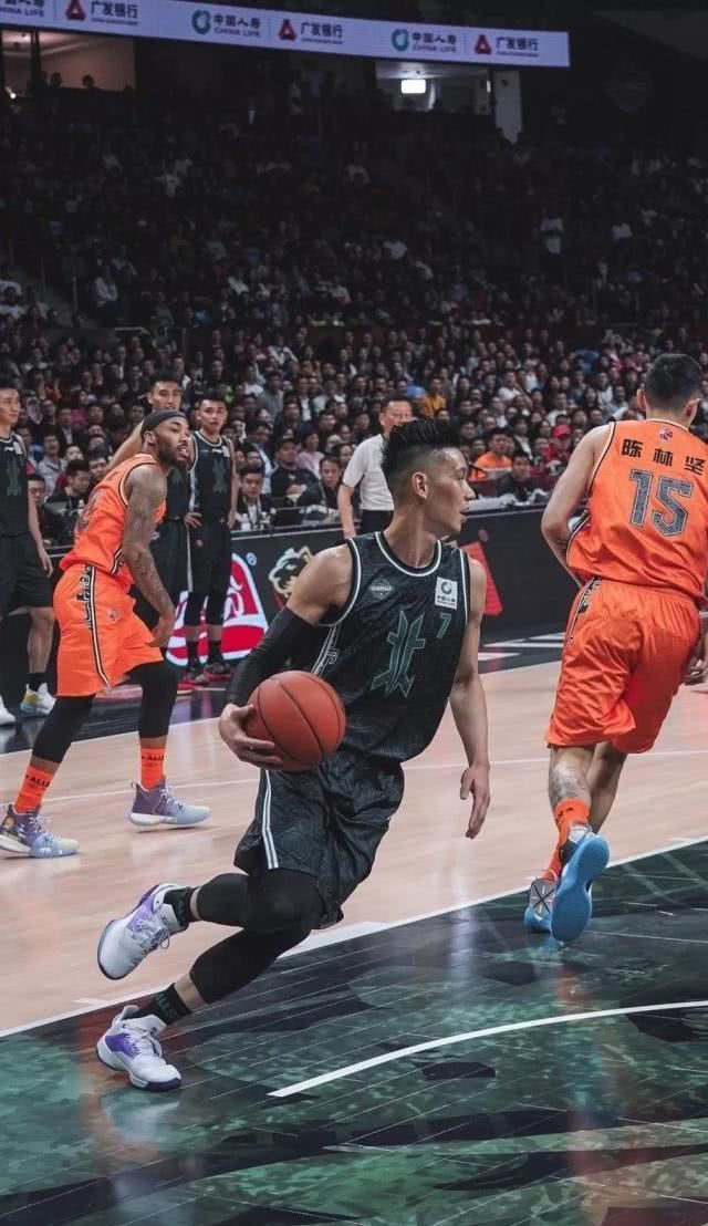 郭艾伦cba全明星球鞋