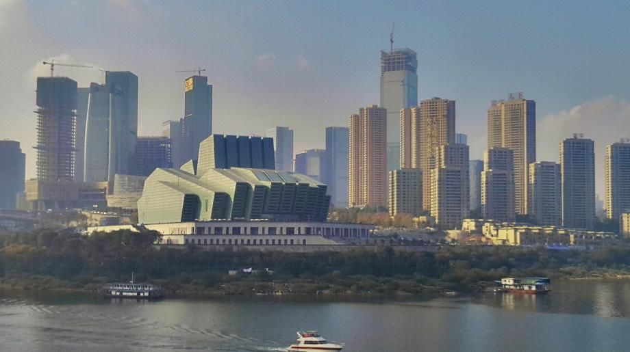  经济@中国面积最大的直辖市，比台湾和海南加在一起还大，是上海的13倍