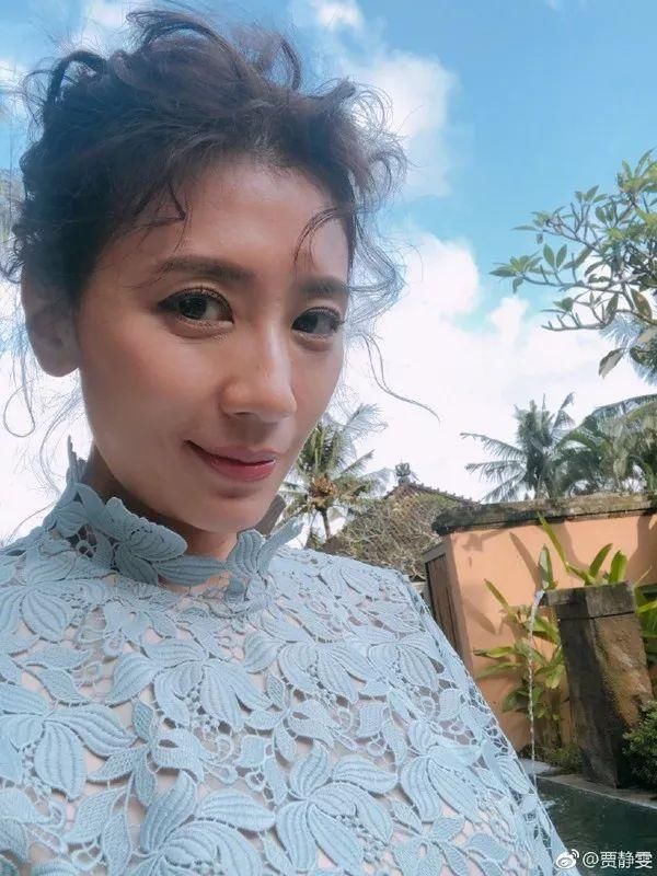 不信｜42岁贾静雯颜值有Bug了？原来这个地方有道纹真的会显老