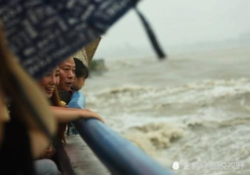 台风“米娜”国庆助力钱江大潮掀巨浪 游客感慨自然奇观名不虚传