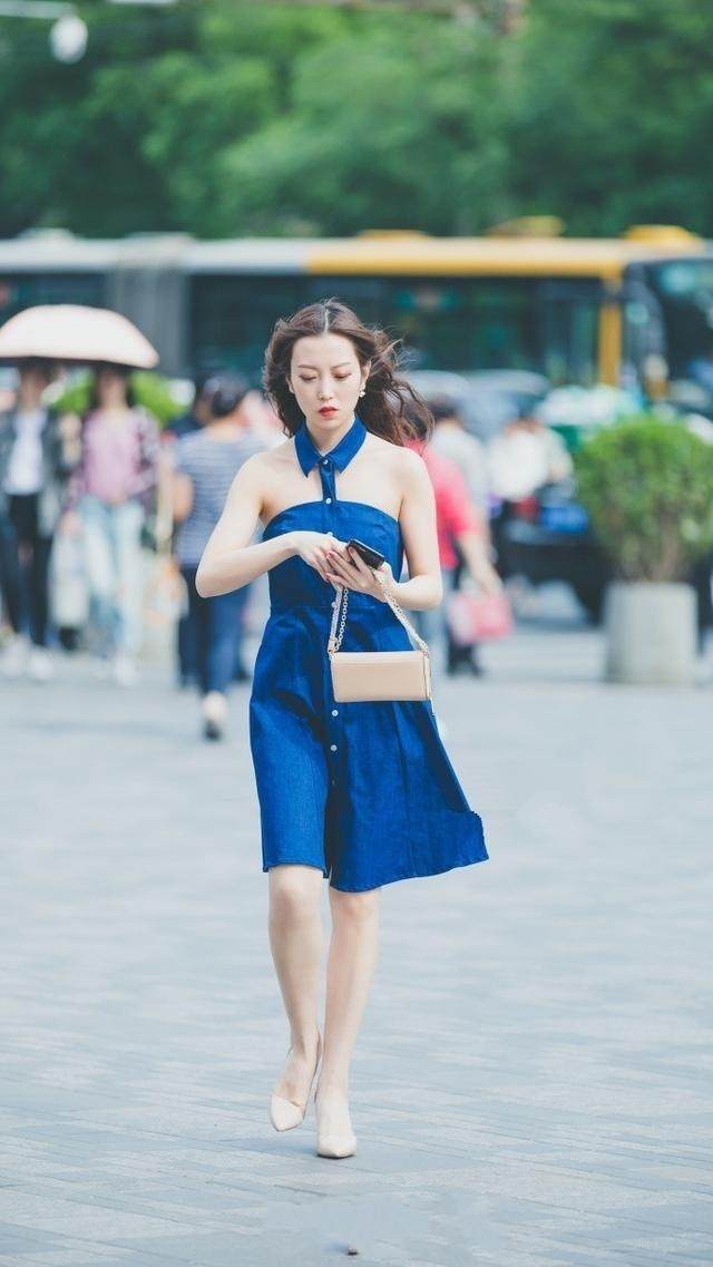 街拍：穿着紧身简约出门的小姐姐，清新怡人的气息扑面而来！