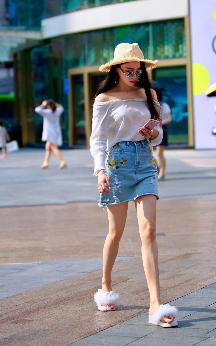 街拍：身材曼妙大长腿的小姐姐，穿着迷人修身性感光鲜！