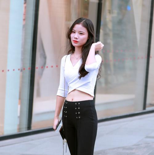 身材一级棒的牛仔裤小姐姐勾勒完美轮廓曲线，俨然一件艺术品！