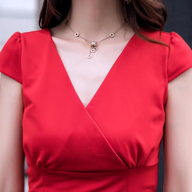 身材丰满的女人最好这样穿!紧身包臀裙突显好身材，美得不能自拔