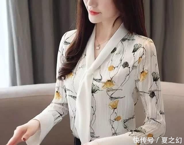 『早春』早春小衫,配个小半裙,洋十分惊艳