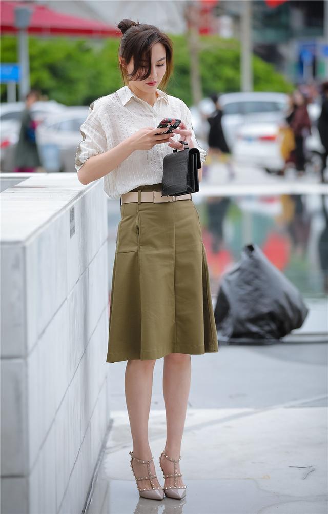 街拍美女：纯洁漂亮火热十足，惹人喜欢啊！