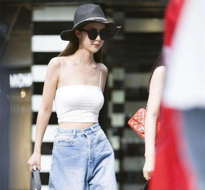 时尚街拍， 包臀的面料上身塑型显瘦 ，显得超有潮流水准