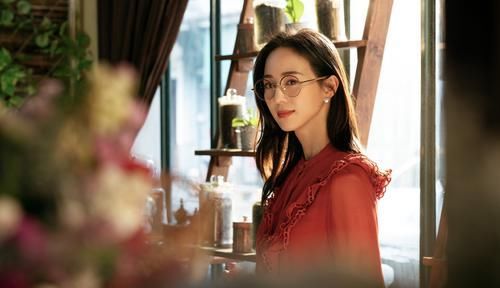 【编织】张钧甯随便穿都很美，蓝紫色编织毛衣搭配宽松牛仔裤，潇洒又洋气