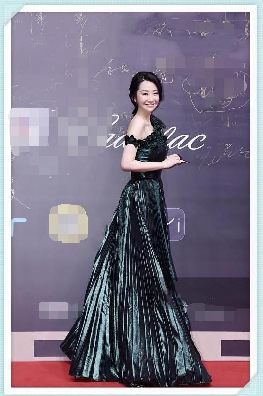 许晴真会装嫩！49岁穿墨绿色长裙不输35岁林依晨，网友：不服不行