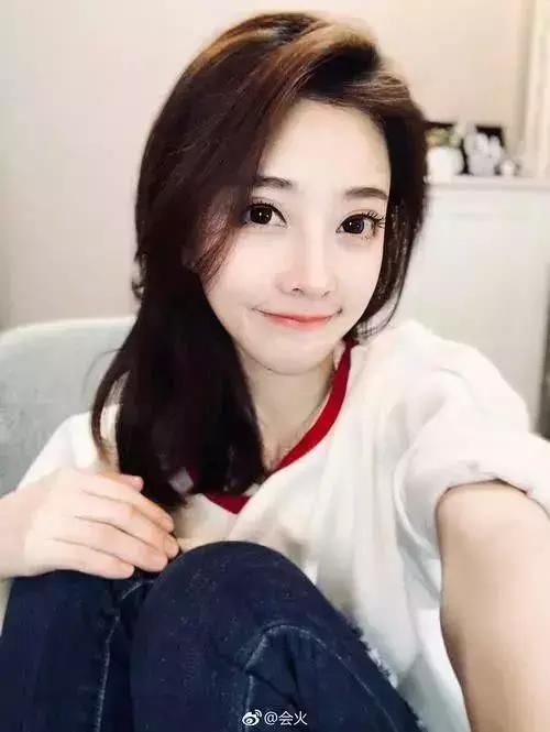 冯提莫接受采访，回应会计门！离开滤镜，这双眼皮咋了？评论扎心