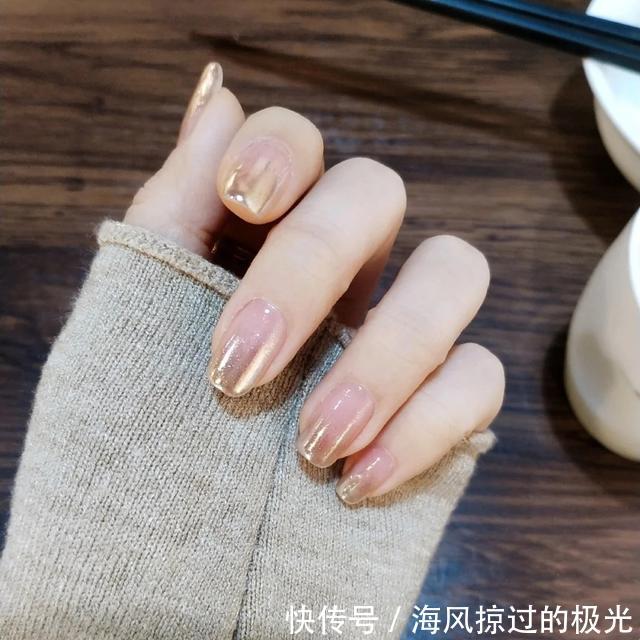  会给人一@看惯了纯色美甲，不妨试试渐变美甲款式，星空浪漫之感扑面而来