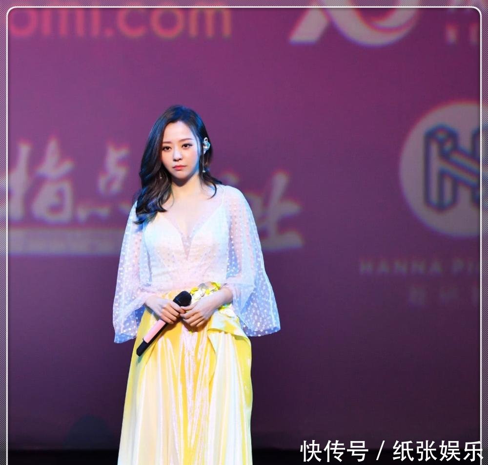 张靓颖不过是梳了个中分刘海, 就圆脸变尖脸, 网友: 都不敢认了!