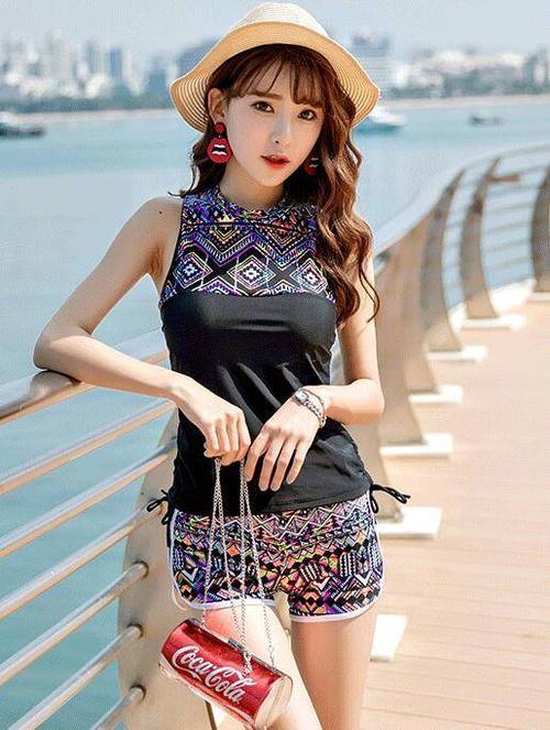 清新优雅的泳衣美女，展现出曼妙的身材，显得格外迷人！