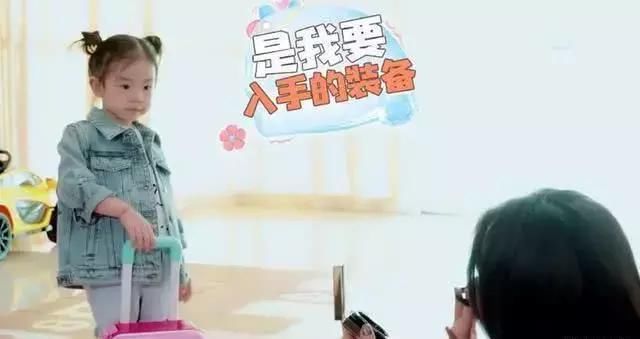 才3岁的戚薇女儿就敢跟妈妈比时尚，但这一点戚薇就输了