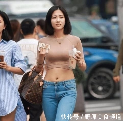  时尚■运动背心搭配牛仔裤，简约时尚，还成为街上动人的风景线!