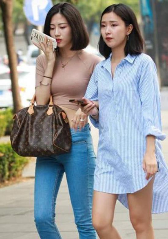 街拍: 图四的小姐姐, 既有魔鬼的身材, 又有天使的面容！