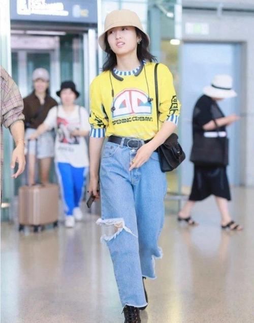  『搭配』路人街拍，美女穿了一件白色印花T恤，美得令人惊艳