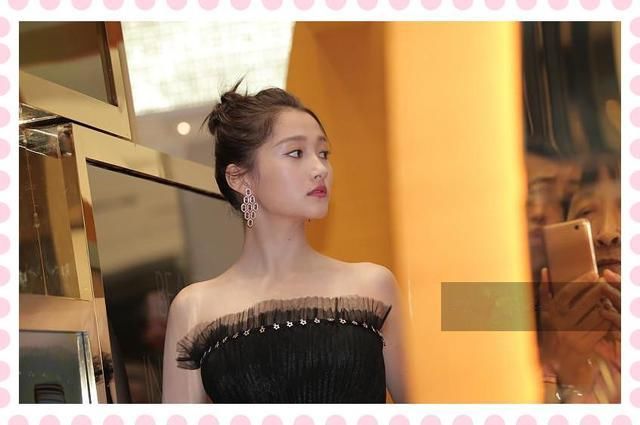 当20岁关晓彤和18岁欧阳娜娜同穿小黑裙，网友：这差距岂止2岁？