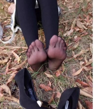 尖头细跟高跟鞋，配上白嫩的小脚丫，尽显女人风范