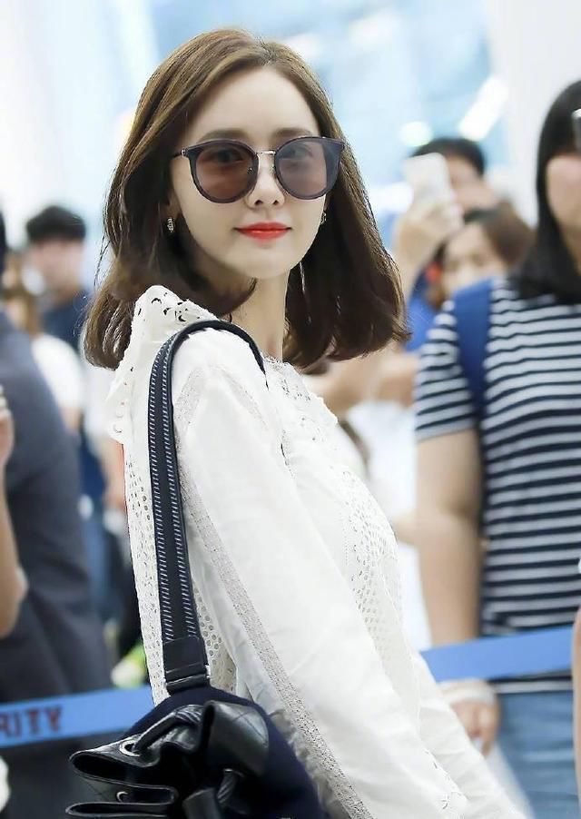 168林允儿和166周洁琼同穿短裤，网友:筷子腿和锥子腿的差距!