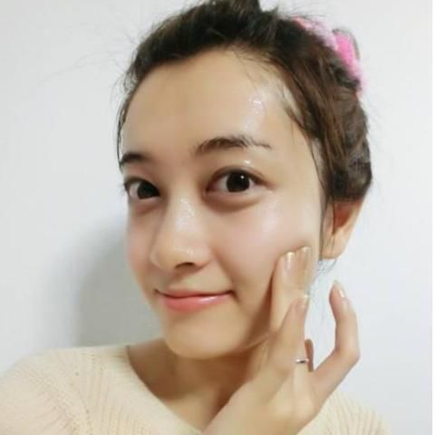  「等于」涂精华时，直接上脸等于涂“水”？做好这2点，皮肤白嫩很简单