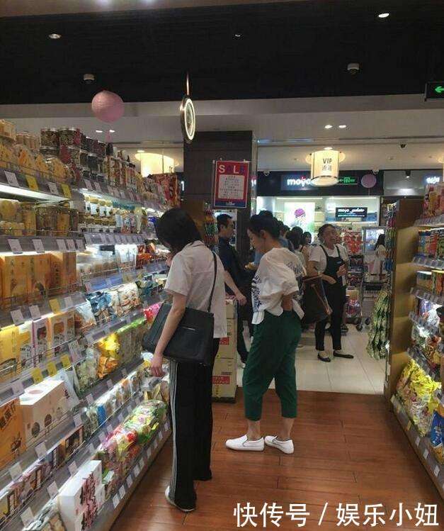 郑爽素颜陪父母逛商城，玩偶少女心爆表，但是麻麻的动作太辣眼睛