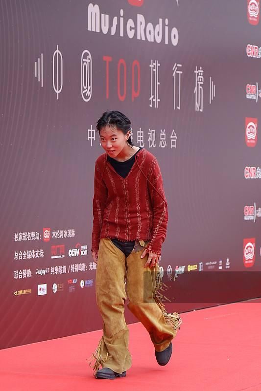 窦靖童将麻布衫穿到红毯上，真叫绝了，网友：比王菲还个性