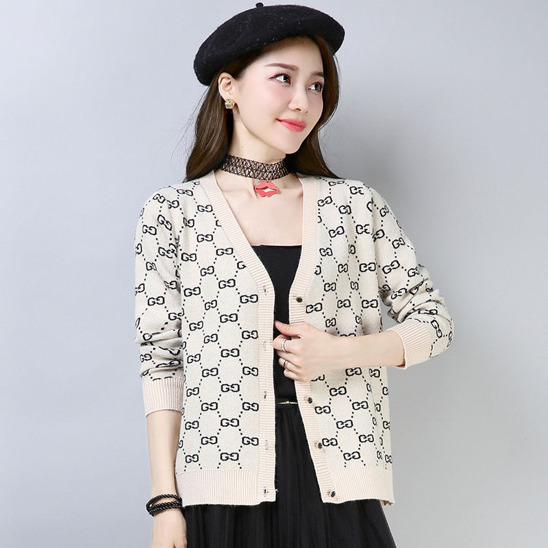 老婆身高不足1米6,也不穿短裙!这件秋装+靴子,显高到不行