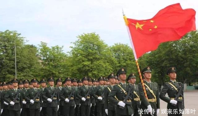 这就是中国军人，全体起立让座，然而又会得到多少人的体谅