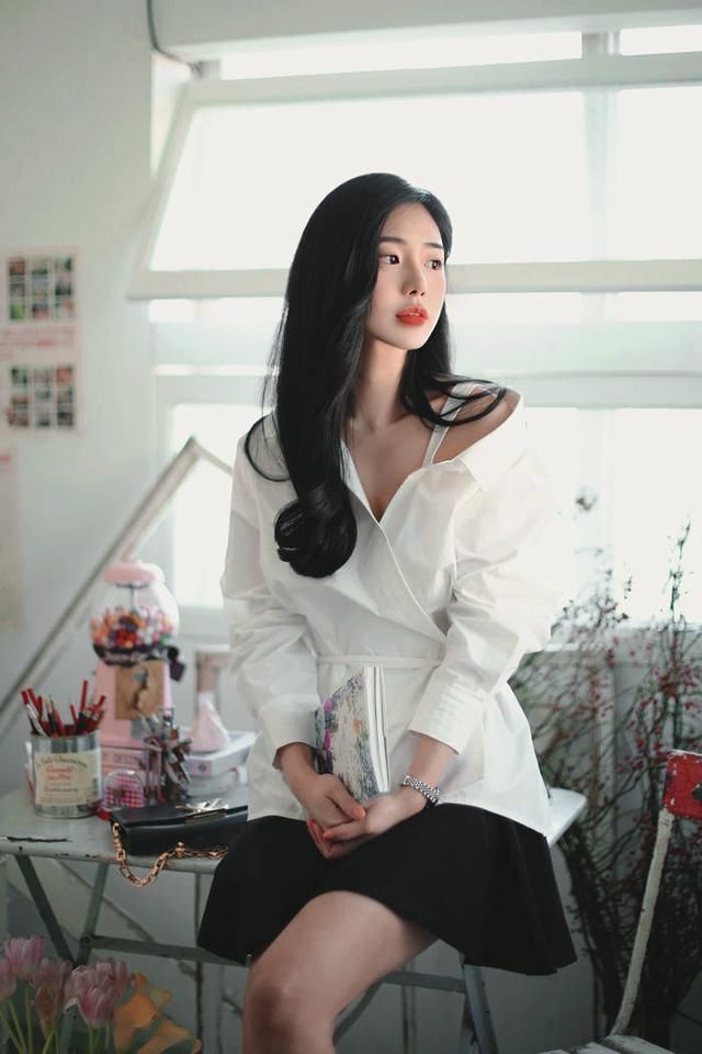 职业装白领,颜值高,身材还好!