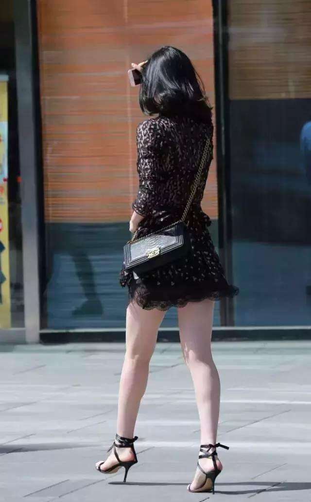 街拍: 白皙大腿的气质小姐姐, 这样的女人最耐看