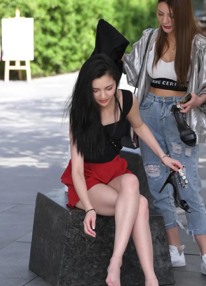 #红色#黑色上衣配红色裤子,小姐姐美得不一般,坐着或站着都很迷人