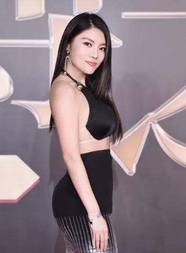 徐冬冬身穿黑色紧身吊带衫,化身美少女,网友:真敢穿!